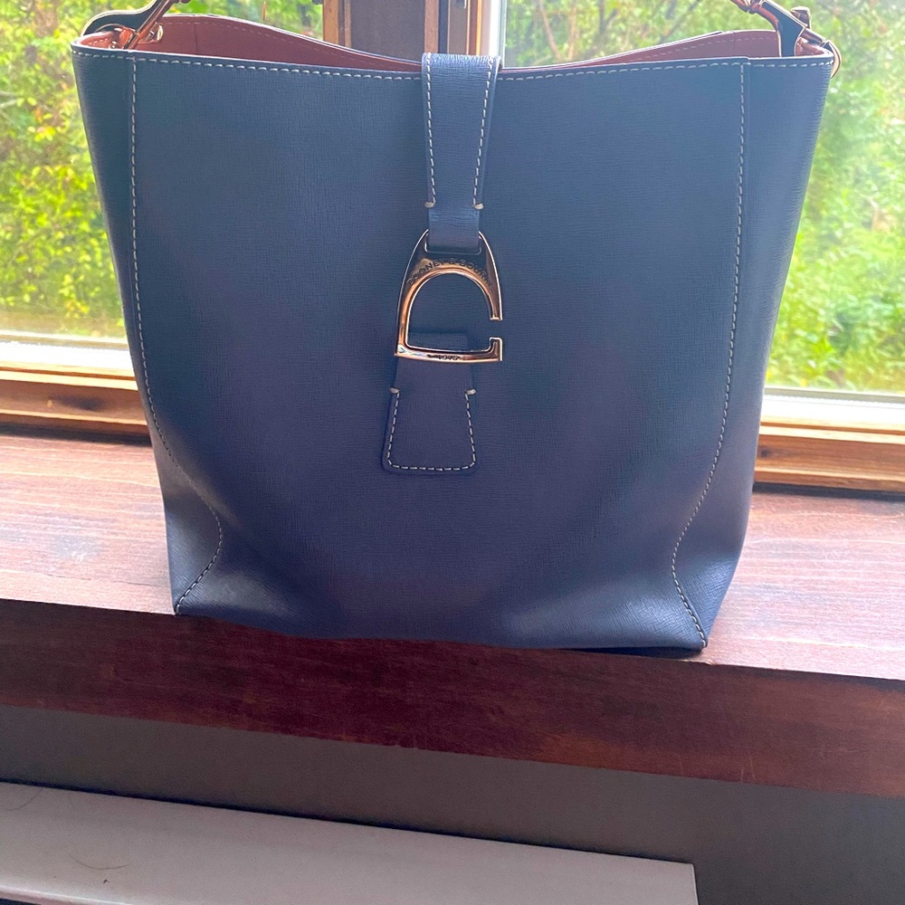 Dooney& Bourke tote purse with matching credit card holder/wallet.